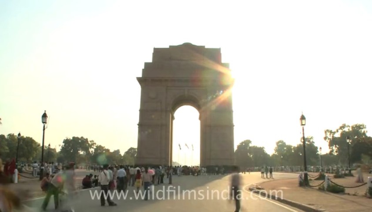 2296.India Gate in fast motion