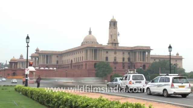 2440.Traffic at Rashtrapati Bhavan in quick motion!