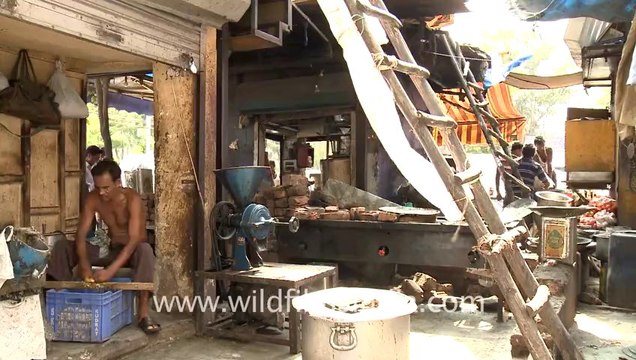 2471.Keep peeling at a roadside dhaba, Delhi