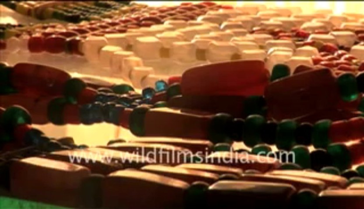 599.Apatanis making jewellery