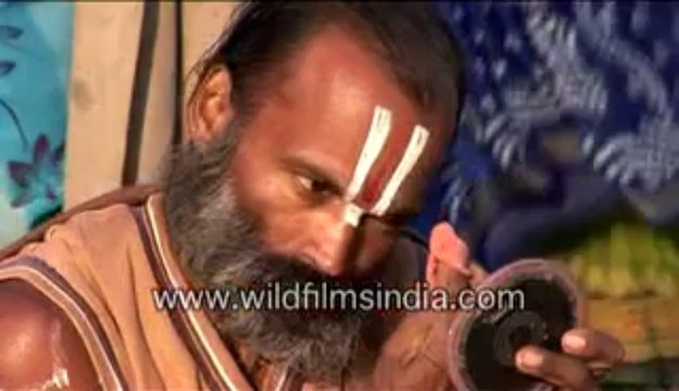 621.Sadhu applying make up!