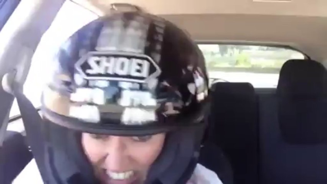 femme les yeux écarquillés en autocross