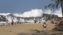 vagues géantes sur une plage fermée