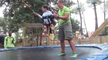 Garçon de 3 ans qui fait du saut à l'élastique sur un trampoline