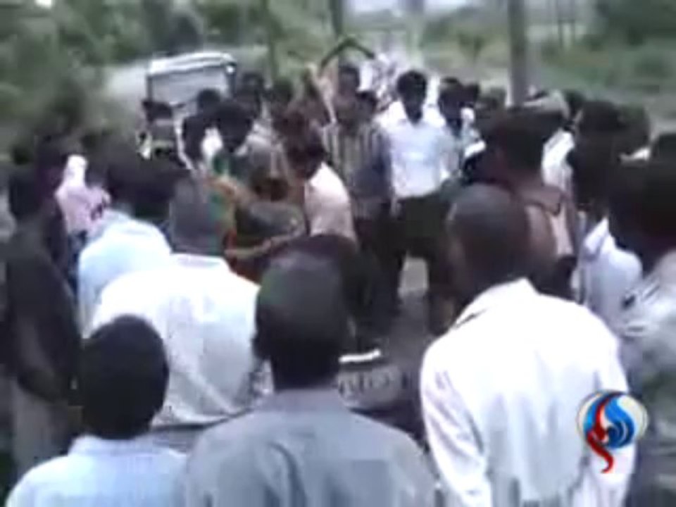 هنود يمسكون بافعى اناكوندا ابتلعت ماعزا باكمله