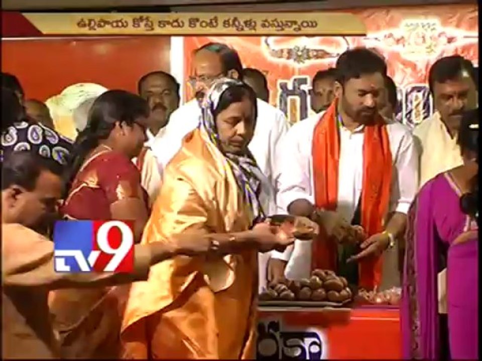 Venkaiah gifts onions to Rakhi sisters protesting price hike!