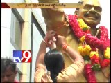 Konda Surekha ties Rakhi to YSR's statue