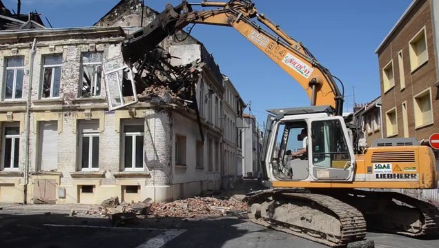 Calais : Rue des Fleurs, la grue est entrée en action