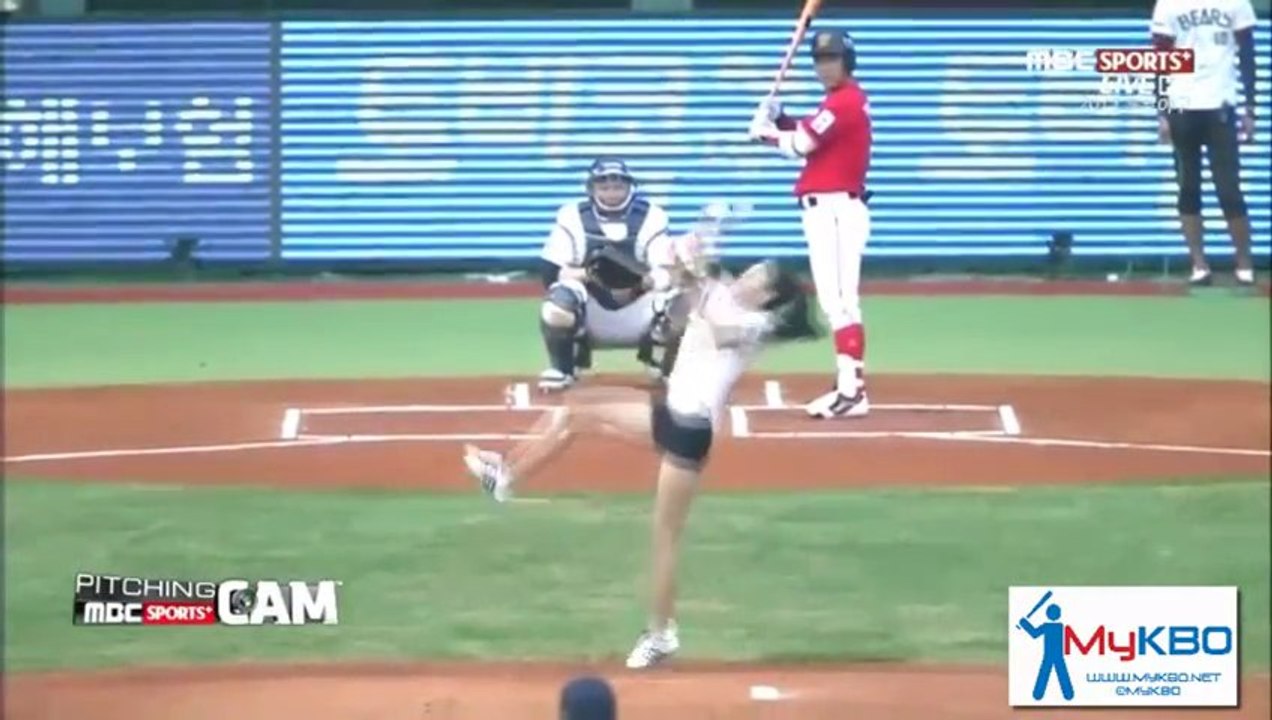 South Korean Actress Tae-Mi Performs Taekwondo Baseball First Pitch!!