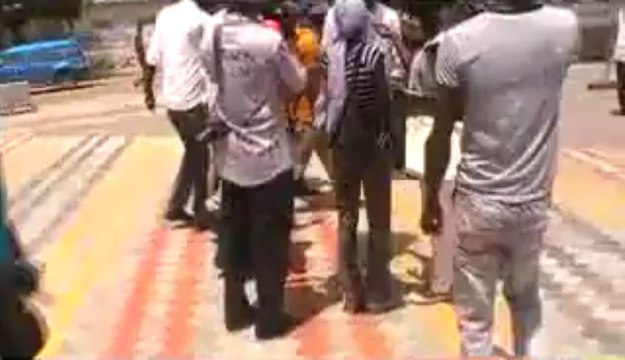 VIDEO Bagarre à la manif des diplômés chômeurs: Fou malade de Y'en à marre pris à partie par un jeune de Bokk Guiss-guiss