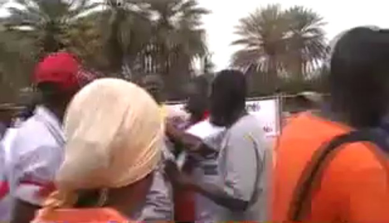 VIDEO Bagarre à la manif des diplômés chômeurs: Fou malade de "Y'en à marre" pris à partie par un jeune de Bokk Guiss-guiss