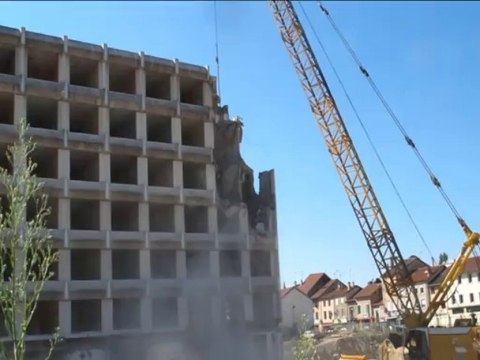 La démolition du dernier bâtiment de l’ancien hôpital a commencé