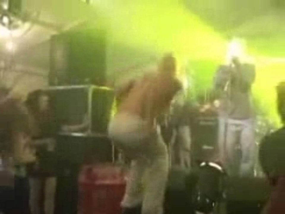 Regis fait un back-flip