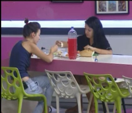 mpfm 2 22.08.2013 e 1 noaptea si fetele stau la masa