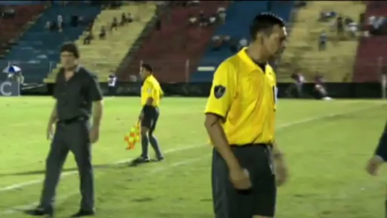 LdC Concacaf - Le juge de touche victime d'un tacle
