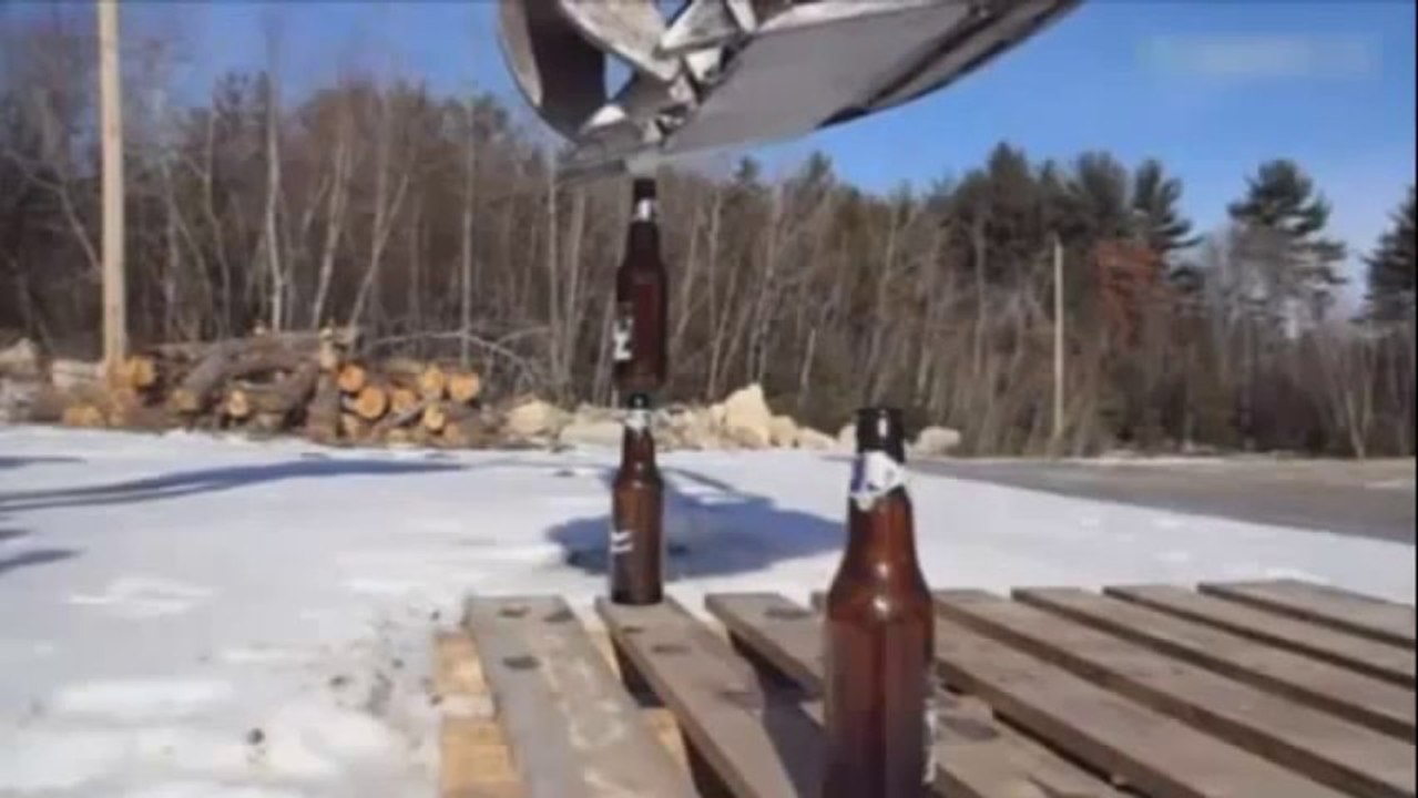 Empiler des bouteilles de bières avec une pelleteuse!