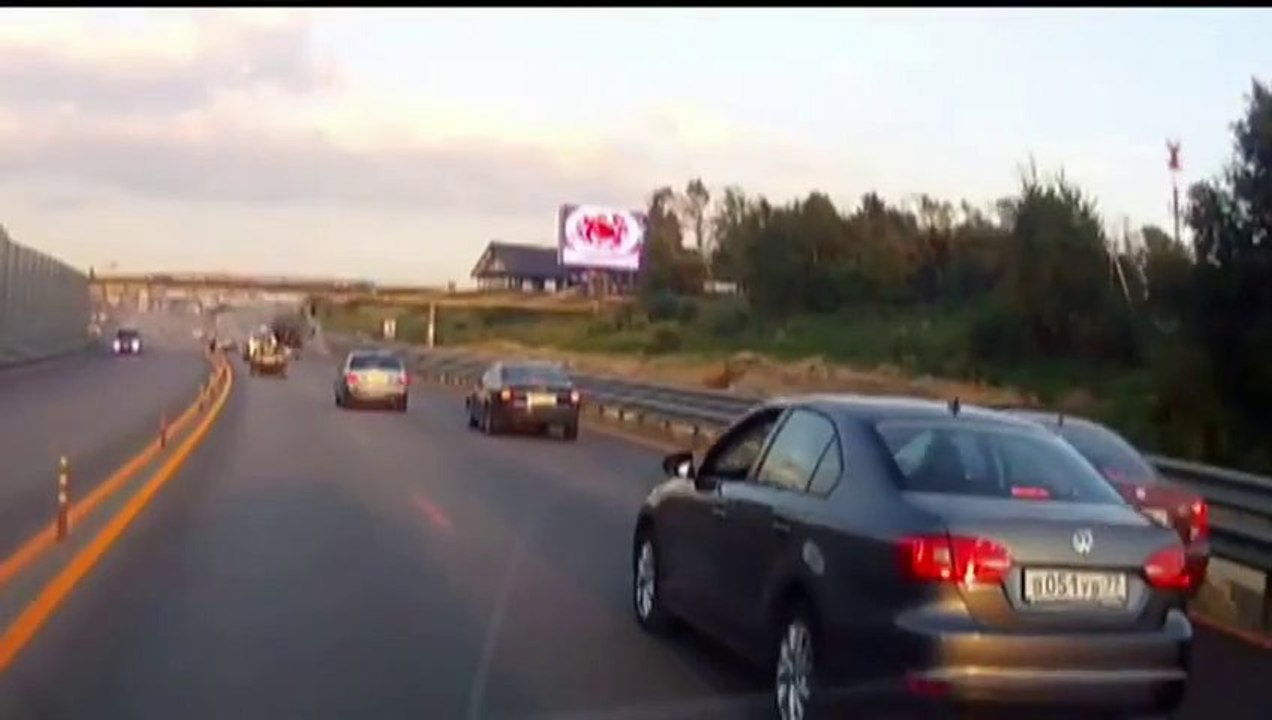 Accident de voiture ultra violent.. et ça se passe en Russie bien sur!