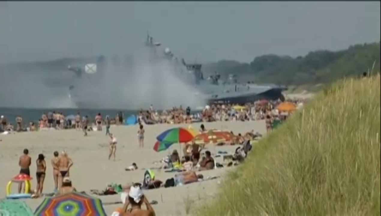 Un aéroglisseur russe finit sa course sur une plage bondée