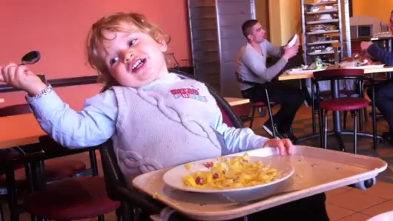 Simon au restaurant.m4v