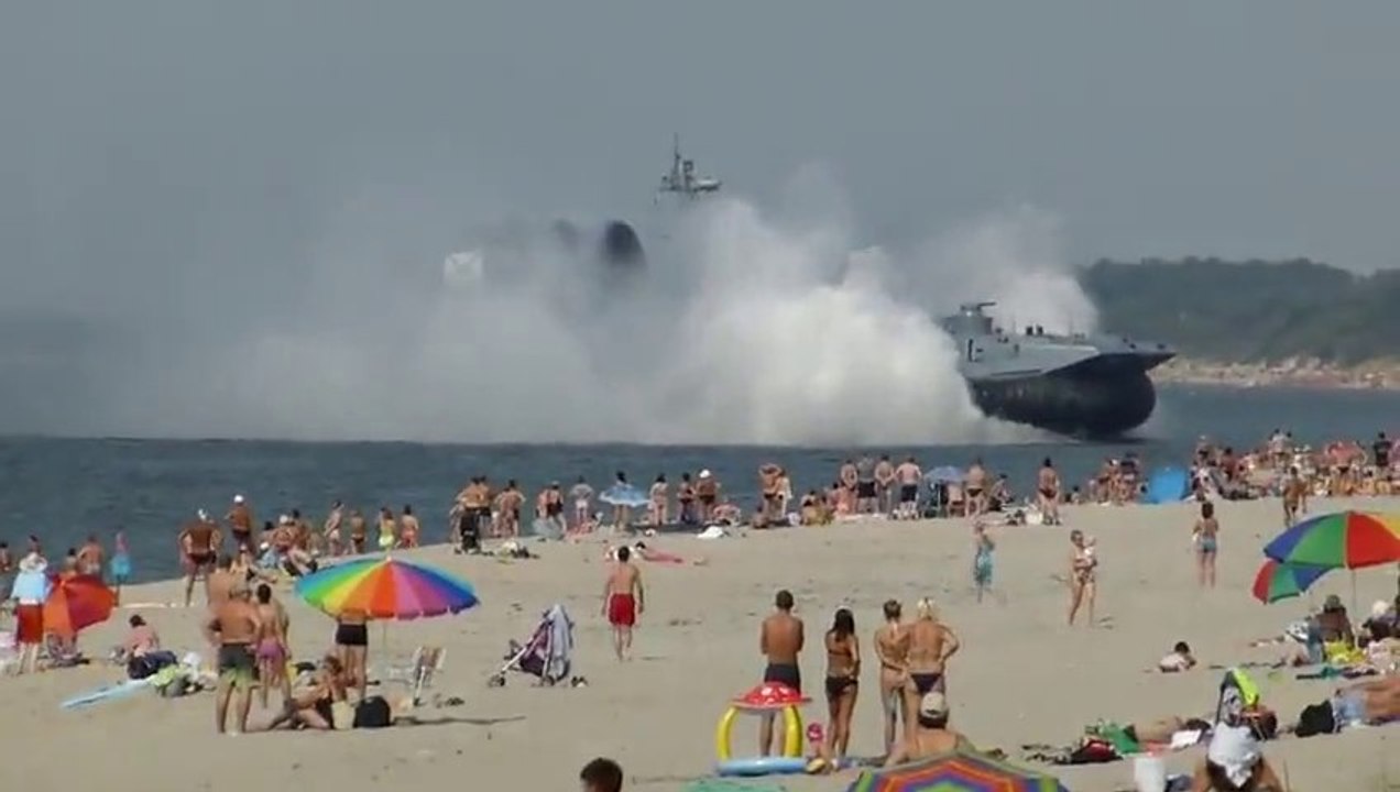 Un aeroglisseur géant débarque sur une plage bondée de monde... en russie!