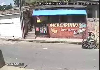 Un voleur éjecté du magasin qu'il braque