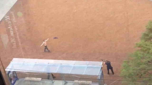 Un drogué qui intimide les passants se prend une balle en caoutchouc par un policer