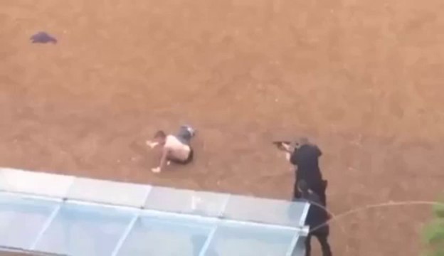 Dumb guy want to be arrested by cops. Flashball and tazer!