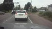 Gros road rage : femme qui téléphone au volant et provoque un accident!