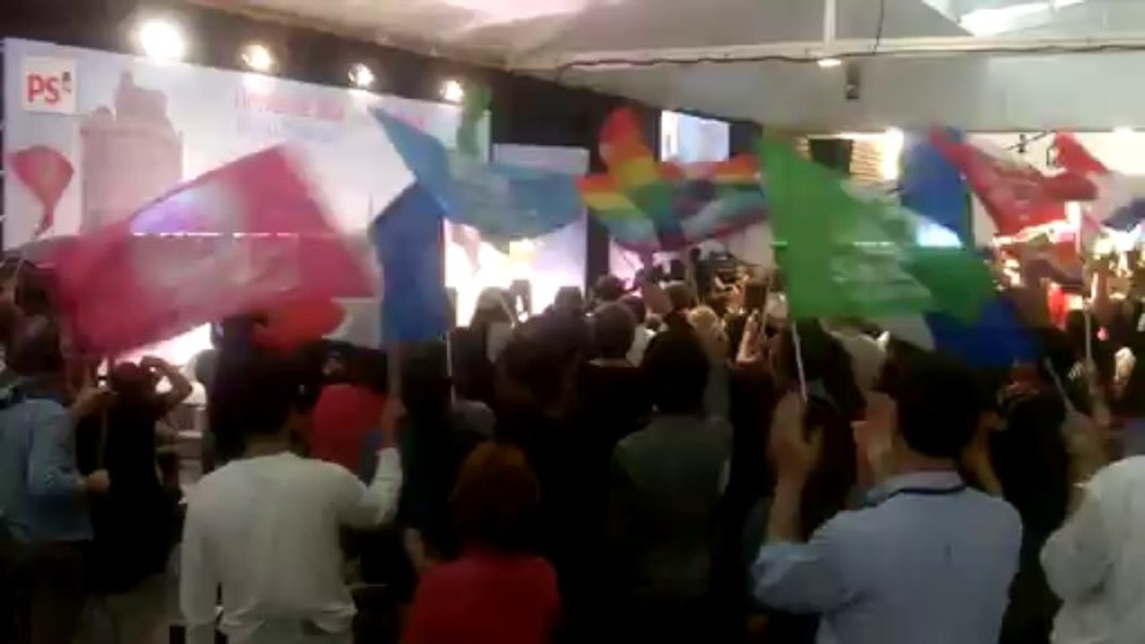 La Rochelle: Harlem Désir et Jean-Marc Ayrault à la tribune