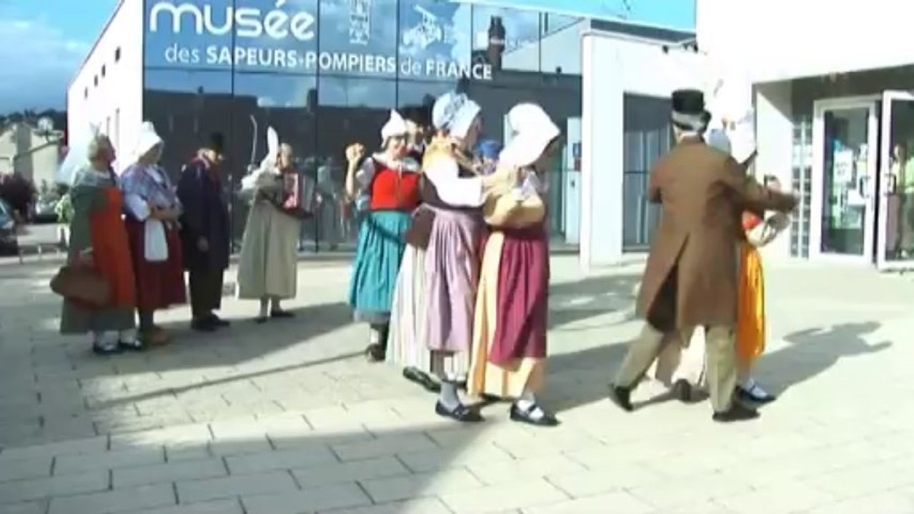 Exposition sur les traditions Normandes au musée des sapeurs pompiers de Montville :Danse traditionnelle 1