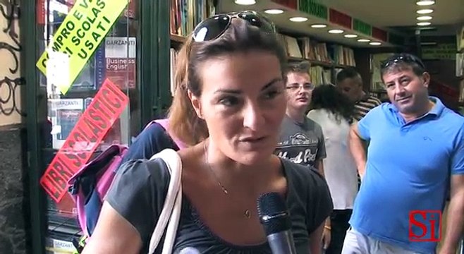 Napoli - Le famiglie fanno i conti con il caro libri (22.08.13)