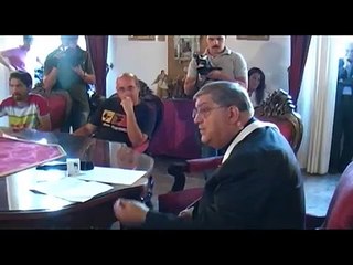 Napoli - Sepe incontra sfollati di Via Belvedere -2- (22.08.13)