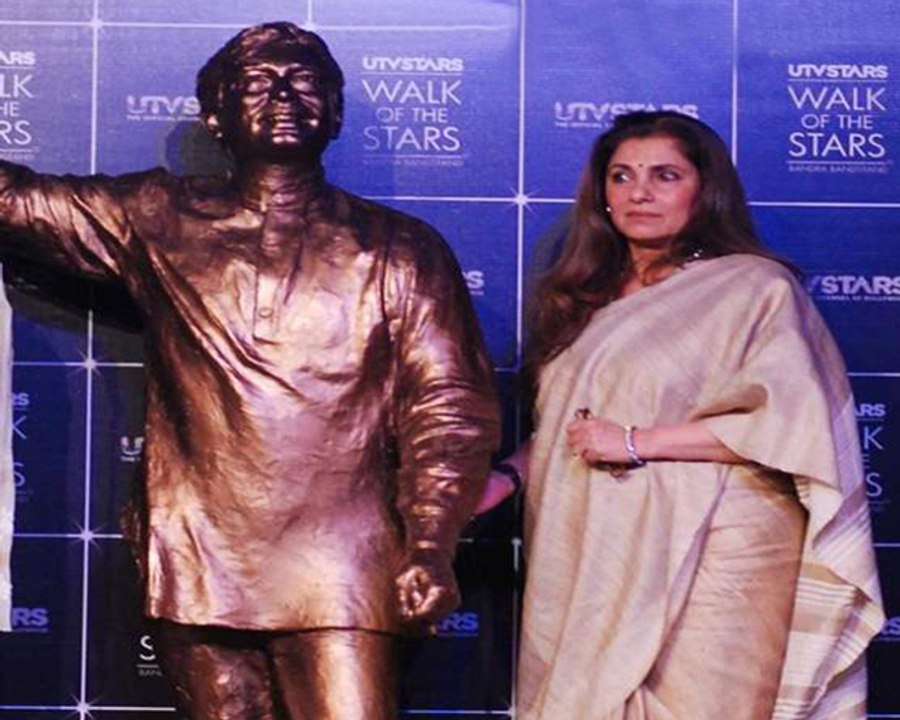 Dimple Kapadia Unvield Statue Of Late Rajesh Khanna