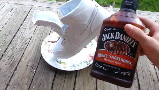 Sauce barbecue sur des baskets NeverWet
