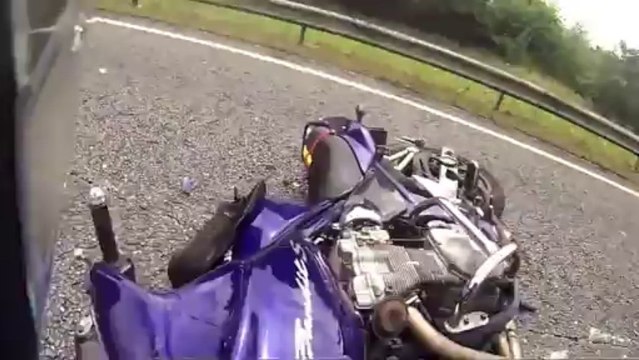 Motard fou pris en sandwich par deux camions