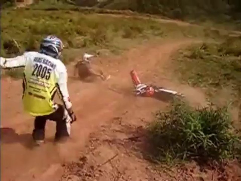 Un homme en moto cross rate son élevation