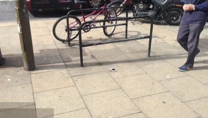 Blague de l'iPhone collé au sol