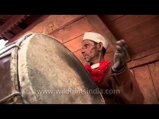 Old man plays the drum with great vigour: Gangotri temple