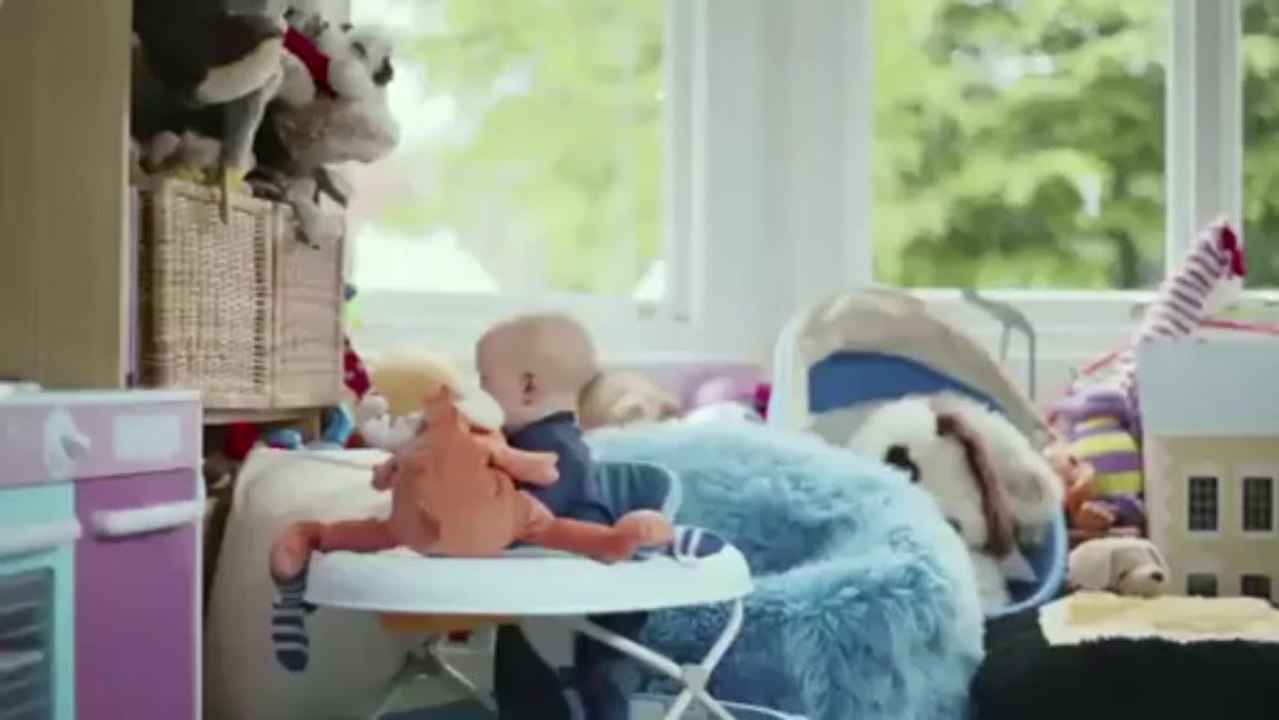 Une course poursuite entre un bébé et un aspirateur !