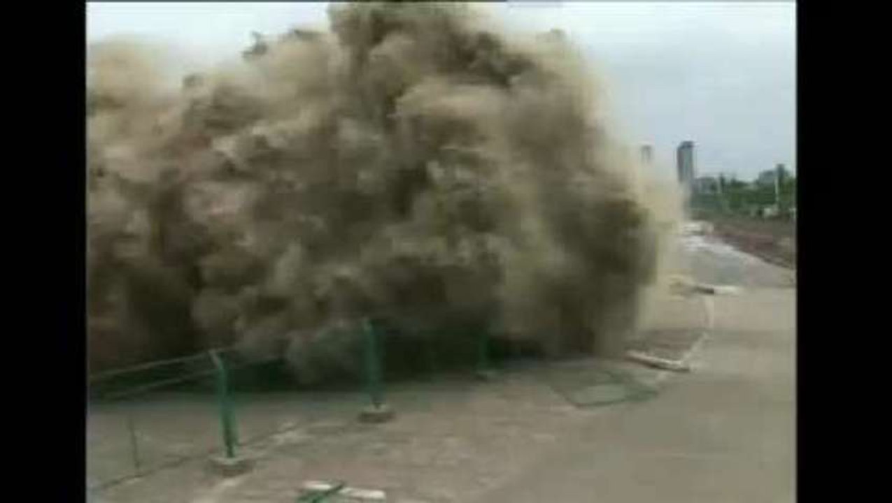 Un raz-de-marée en Chine surprend les passants