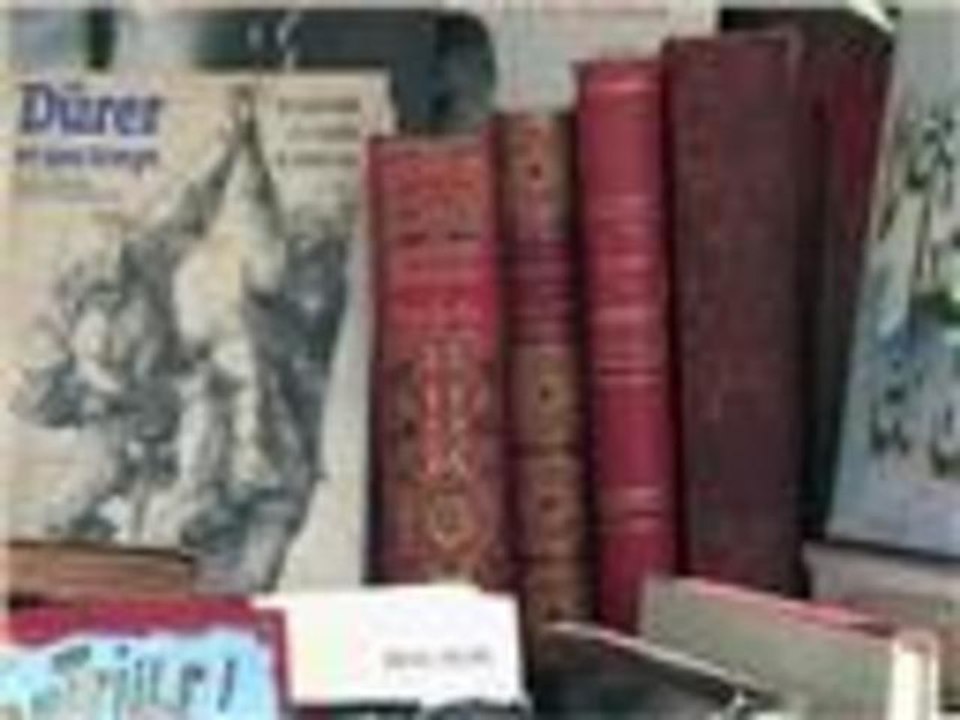 مكتبة على ضفاف نهر السين بباريس