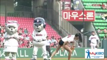 South Korean taekwondoist_actress Tae-Mi's first pitch