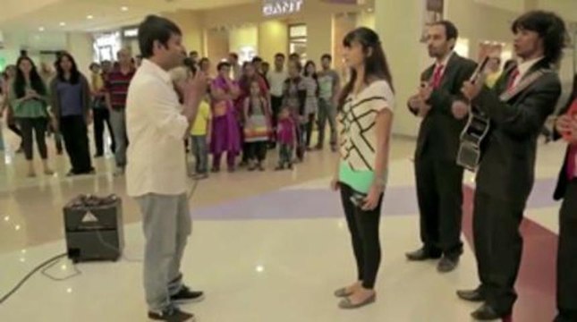 Demande en mariage : la mariée en colère frappe son ami