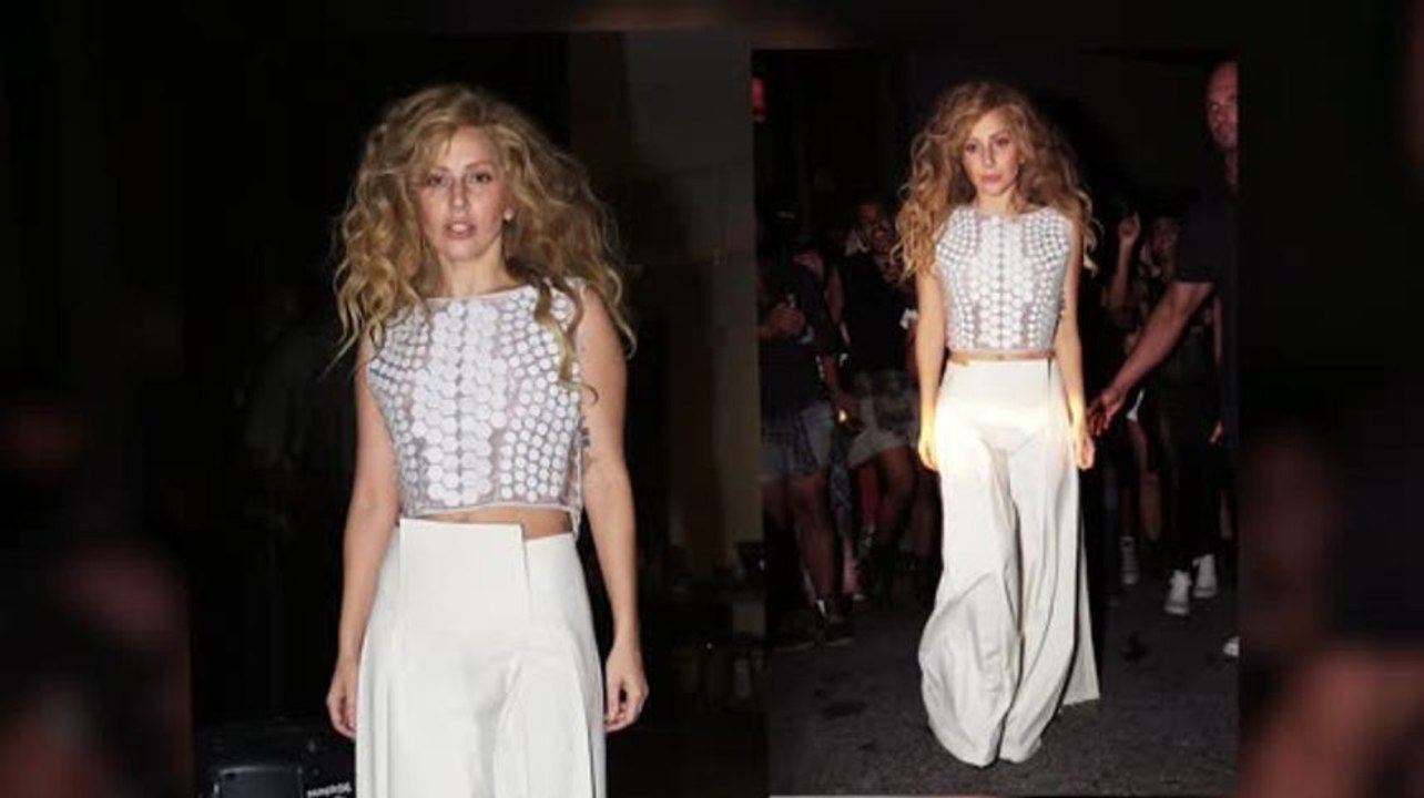 Lady Gaga mit blonden langen Haaren