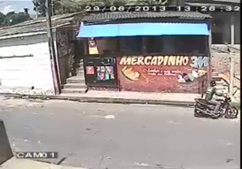 Ladrón es lanzado por la ventana del lugar que intento robar