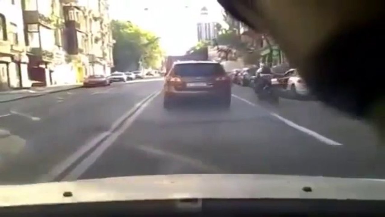 Gros accident de moto - Il se prend une porte de voiture dans en pleine face.