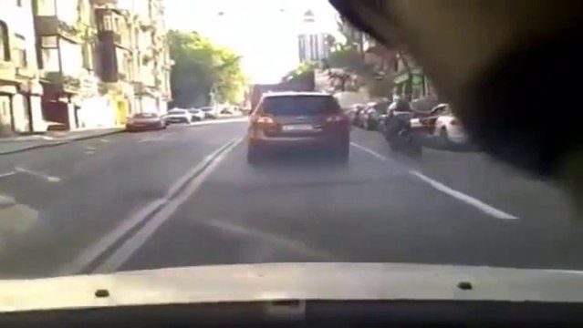 Gros accident de moto - Il se prend une porte de voiture dans en pleine face.