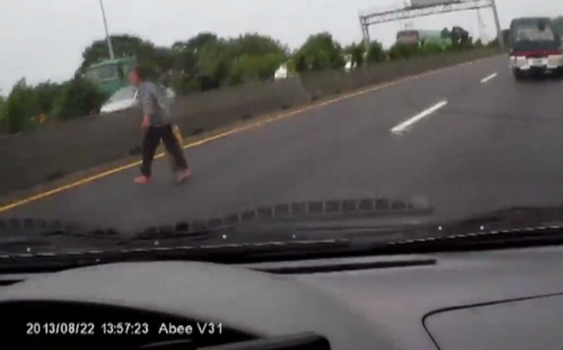 Elle provoque un gros accident en traversant l'autoroute !