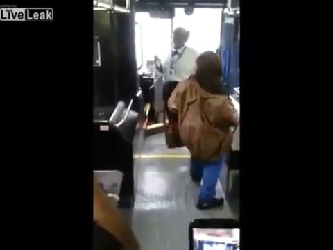 Bagarre entre 2 femmes - Une chauffeur de bus et une passagère - A coup de clés et de sac à main!