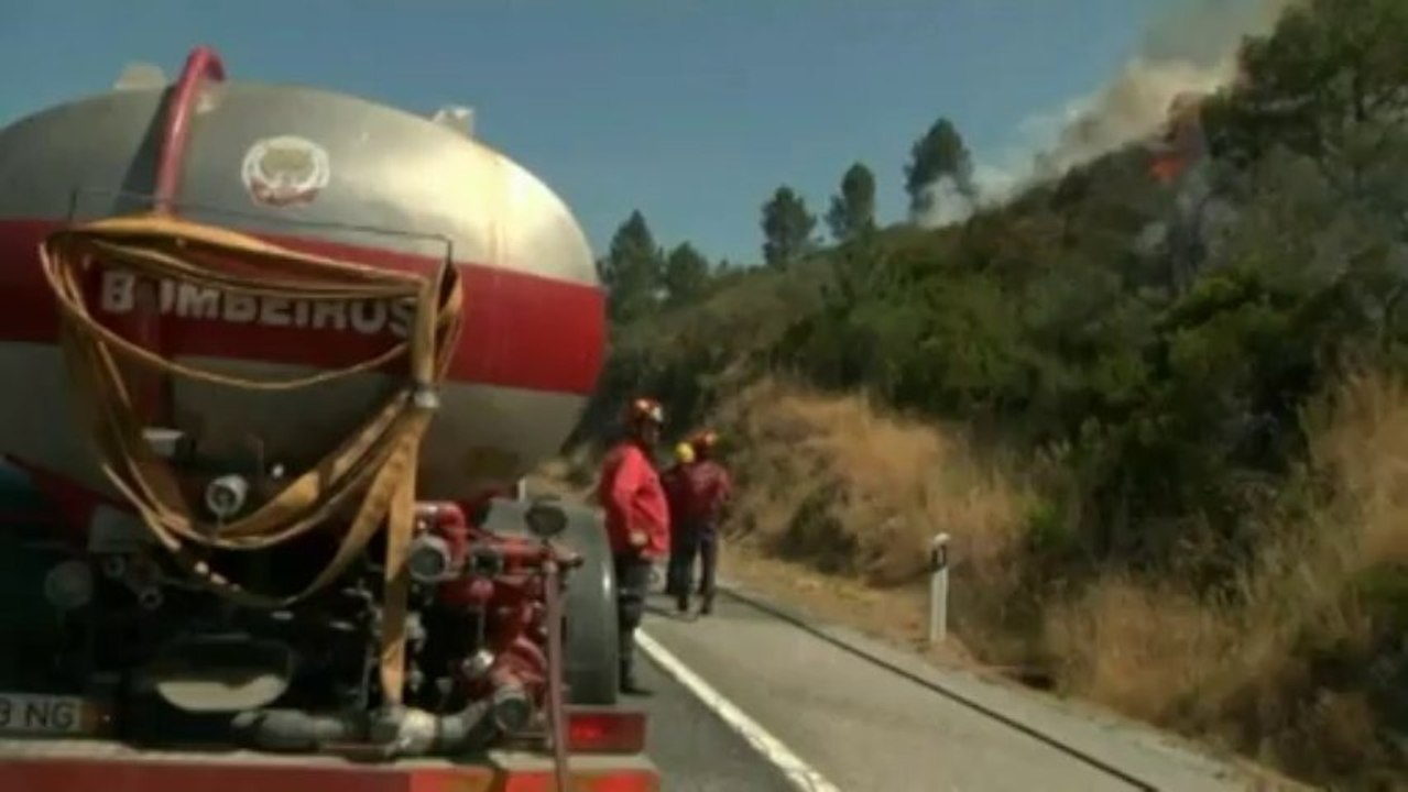 Incendies au Portugal : plus d'un millier de pompiers luttent contre les flammes